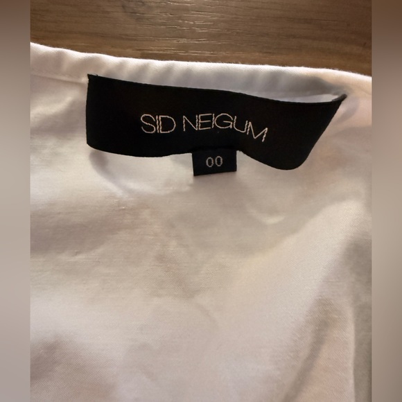 Elegant White V-Neck Blouse - Picture 2 of 4